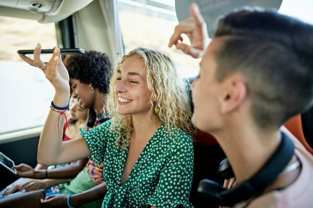 Σηκώνεται πρώτος, ξεκινάει πειράγματα και τραγούδια, συντονίζει την εκδρομή.