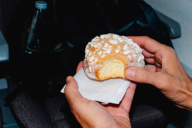 Ανοίγει σακουλάκια με γλυκίσματα και προσφέρει στον διπλανό