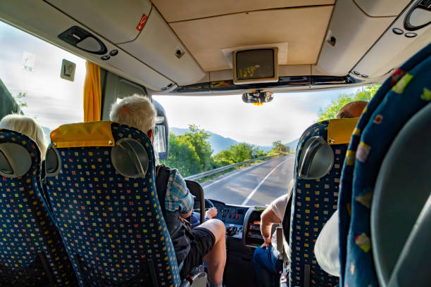 Κοιτάζει με πάθος τις μπροστινές θέσεις πριν καθίσει.