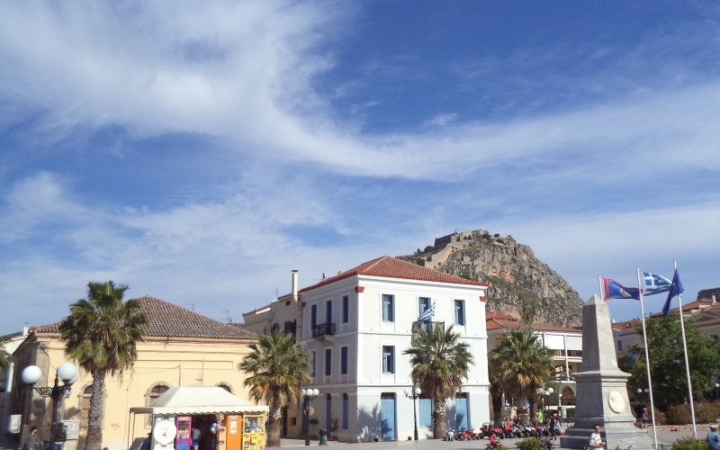 Πλατεία και θέα το Παλαμήδι