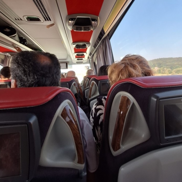 Ομάδα ταξιδιωτών σε οδική εκδρομή με πούλμαν στην Ευρώπη