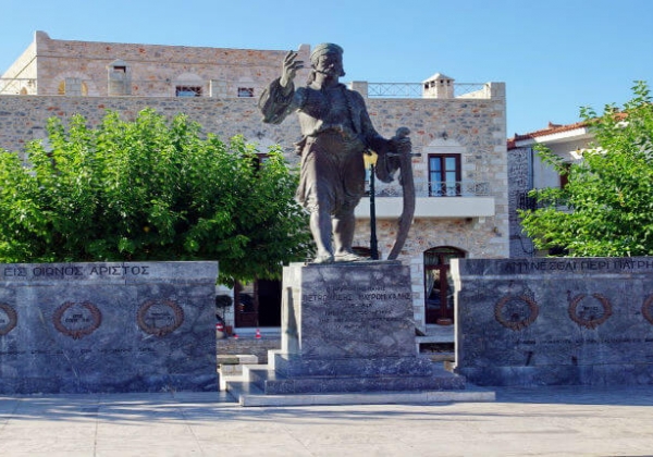 mani-mavromixalis-statue